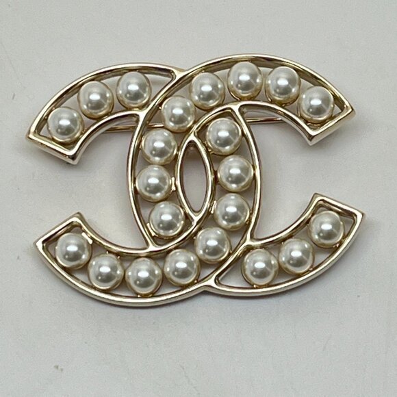 Chanel CC Pearl Brooch in Gold Hardware - Picture 5 of 7